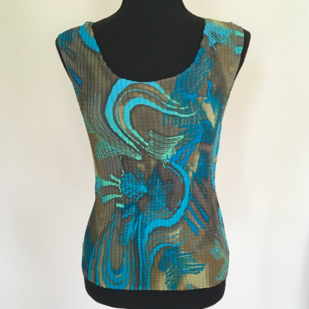 Flattering Ladies Sleevless Stretch Top in Shades of Blue and Green Size Large